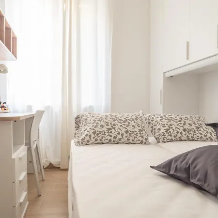 The Rent - Beautiful Two-bedroom Close To Cinque Giornate Square דירה *